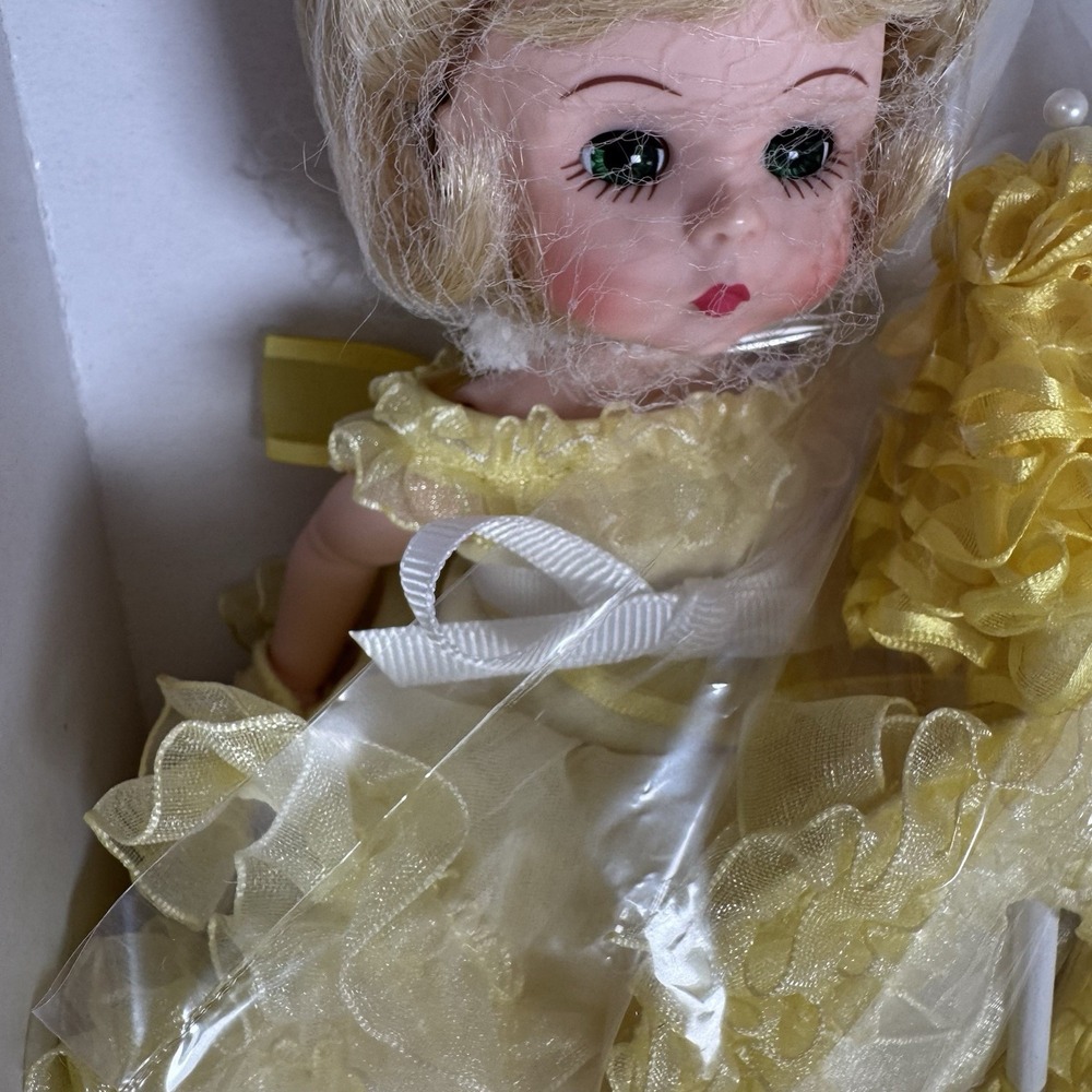2004 Madame Alexander 35627 Azalea Trail Maid YELLOW Dress Limited Edition #273 - Picture 4 of 16